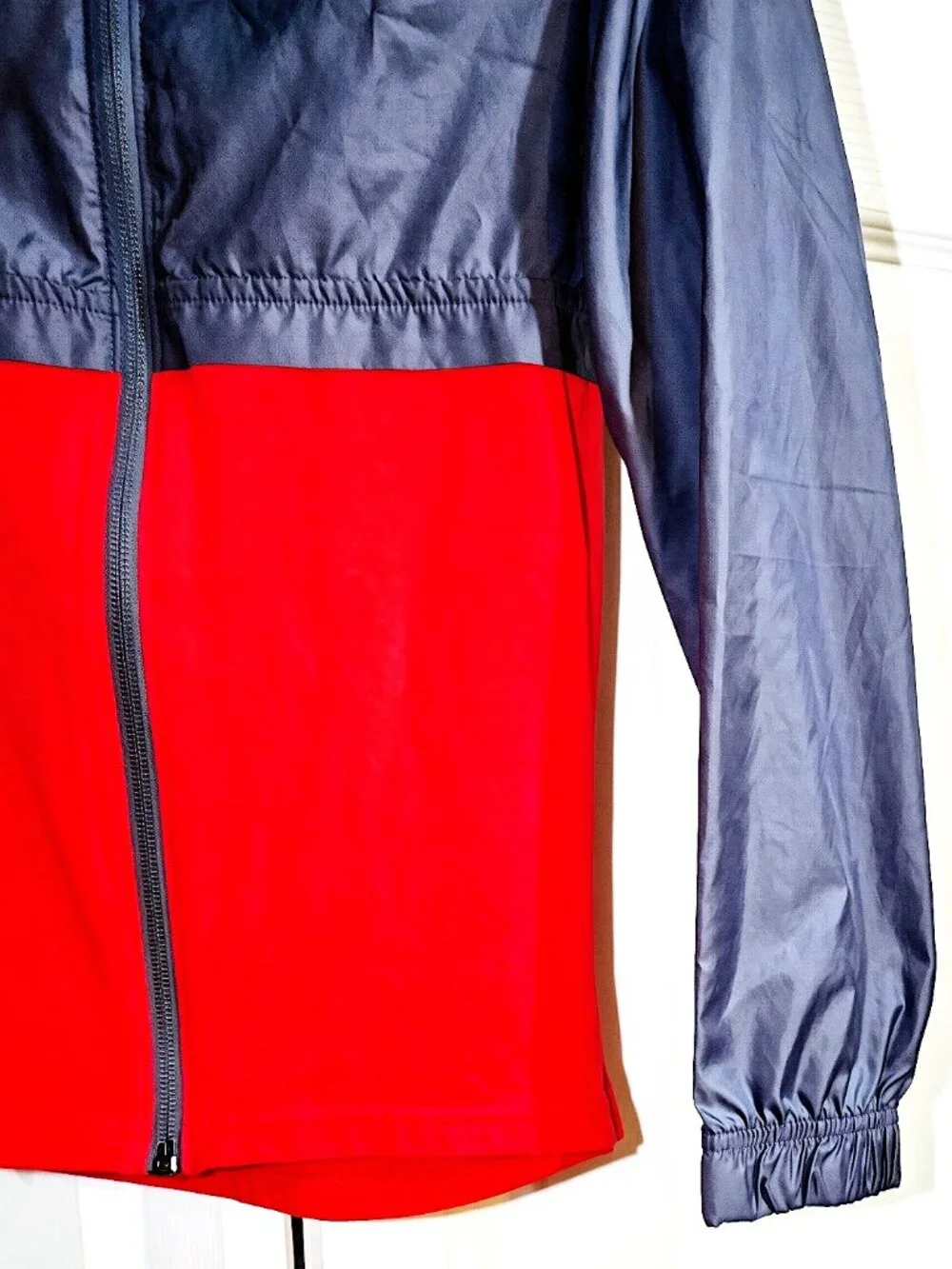 NWT Under Armour Boys Youth Small Full Zip Jacket Gray Red Colorblock